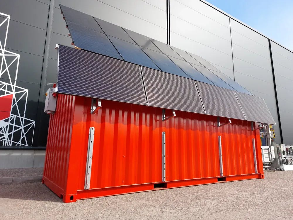 Cramon Sunbox-energiakontteja on kahta kokoa. Isompi 20-jalan Sunbox-energiakontti sopii isoille työmaille, joihin ei saada sähköä, kuten tuulivoimalatyömaille, tai rakennustyömaille varaenergianlähteeksi. 