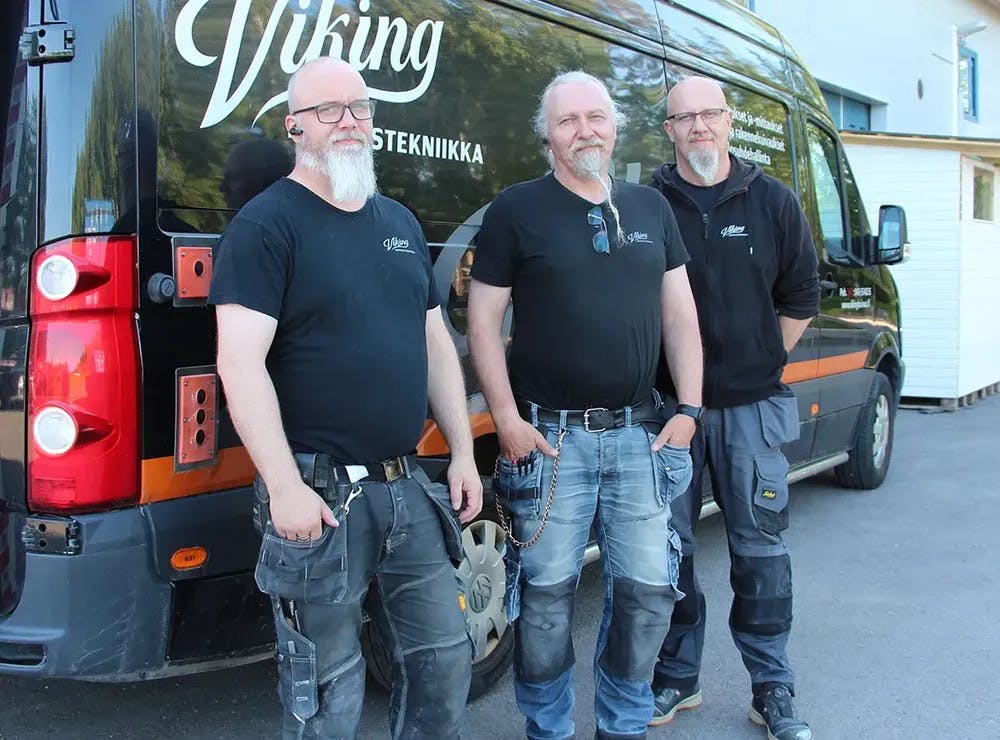 Bröderna Håkan Helenius, Roland Helenius och Johan Helenius driver företaget tillsammans. Alla tre bröder har en bred utbildning och en lång erfarenhet inom branschen och de jobbar också på fältet.