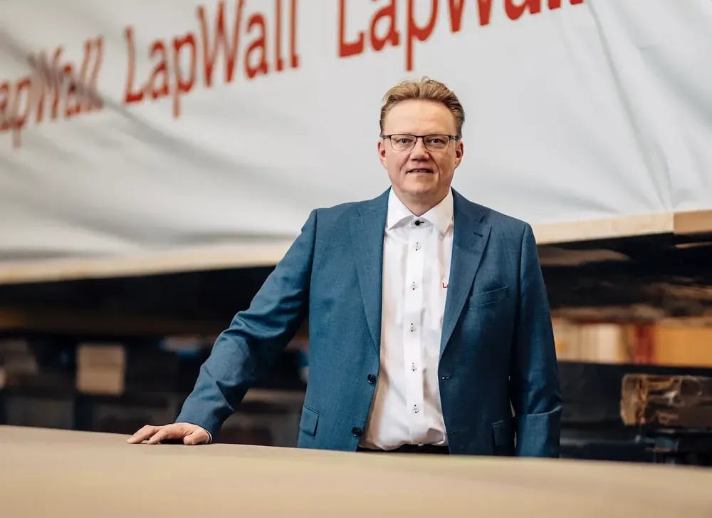 Liiketoimintajohtaja Marko Kellberg näkee LapWallin kasvun taustalla tuotteiden laadun, työntekijöistä välittämisen ja jatkuvan kehitystyön.
