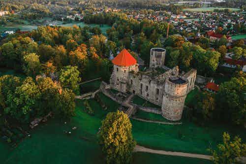 Cēsis on hansa-ajan linnoituskaupunki, jolla on takanaan elämää jo yli 800 vuotta. Kuva Shutterstock.