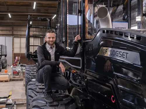 Logsets Vertriebsleiter Pascal Rety und die schwarze Jubiläumsedition des 10F-Holztransporters im finnischen Werk nahe Vaasa. Logset ist in rund 40 Ländern weltweit für seine Zuverlässigkeit bekannt.