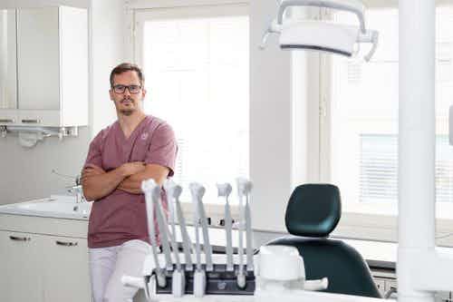Hammaslääkäriasema Helmiäisen omistaa kahdeksan hammaslääkäriä ja me kaikki työskentelemme vastaanotolla.