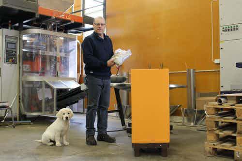 "Tulimme markkinoille oikeaan aikaan ja pääsimme mukaan lemmikkieläinbuumiin, joka näyttää vain jatkuvan”, kertoo yrittäjä-toimitusjohtaja Jukka Puustinen. Vieressä  istuu Roope-koira.
