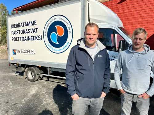 VG EcoFuelin Ville Jussila (vas.) ja Port Masterin Jani Urponen vastaavat siitä, että ravintoloiden paistorasvat kierrätetään hyötykäyttöön korvaamaan fossiilisia polttoaineita. 