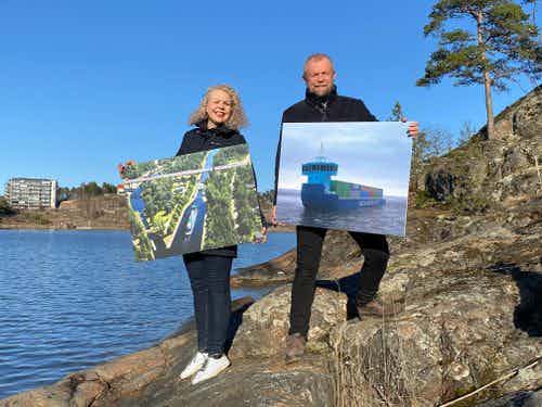 Jussi Mälkiä (oik.) ja Riinu Walls, laivanvarustajat kahdessa sukupolvessa esittelevät uudisrakennuksen tuoreita havainnekuvia.