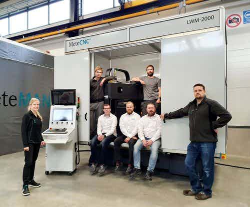 CNC-konevalmistus on Suomessa harvojen osaajien käsissä. Yrittäjäpariskunta Matti ja Marika Metsähonkala sekä keskeneräisen CNC-koneen projektiryhmä vakuuttavat, että Metecno Oy:ssä CNC-koneen tuotantoprosessi on pitkälle leanattu.