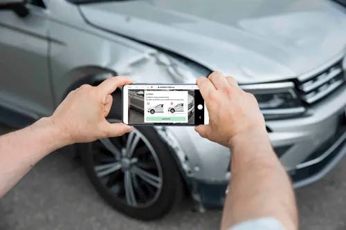 Vauriotapauksessa CAB Smart Damage Analysis -järjestelmä opastaa autoilijaa ajoneuvon kuvaamisessa.