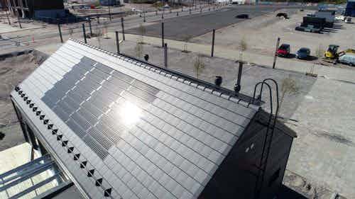 Ormax Evo-kattotiilet toimivat helposti aurinkopaneelien kanssa.