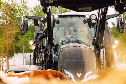 Traktorivalmistaja Valtralla tuetaan aktiivisesti naisten urakehitystä. 