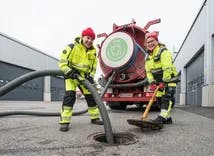 Eerola-Yhtiöt pyrkii mahdollisimman hiilineutraaliin toimintaan ja esimerkiksi ajokalustoa uusitaan täyssähköiseksi ja biokaasulla toimivaksi mahdollisuuksien mukaan, kertovat  työturvallisuus- ja ympäristöpäällikkö Laura Sahlbom sekä kiinteistöpalvelujen työnjohtaja Joel Hämäläinen (kuvassa). Kuva: Sami Perttilä