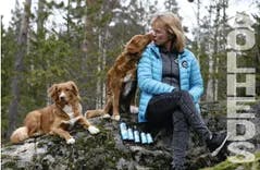 Yritystoiminnan ohella biokemian maisteri Saija Pihkanen hoitaa omalla Solhed-hevostilallaan päivittäin niin hevosia, kissoja kuin koiriakin. Näin syntynyttä arjen tietoa ja kokemusta hän hyödyntää myös tuotekehityksessä.